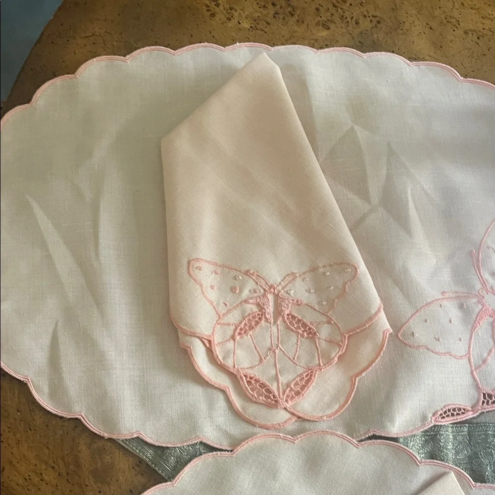 Classic Scalloped Embroidered Placemat and Napkin Set - Pink
